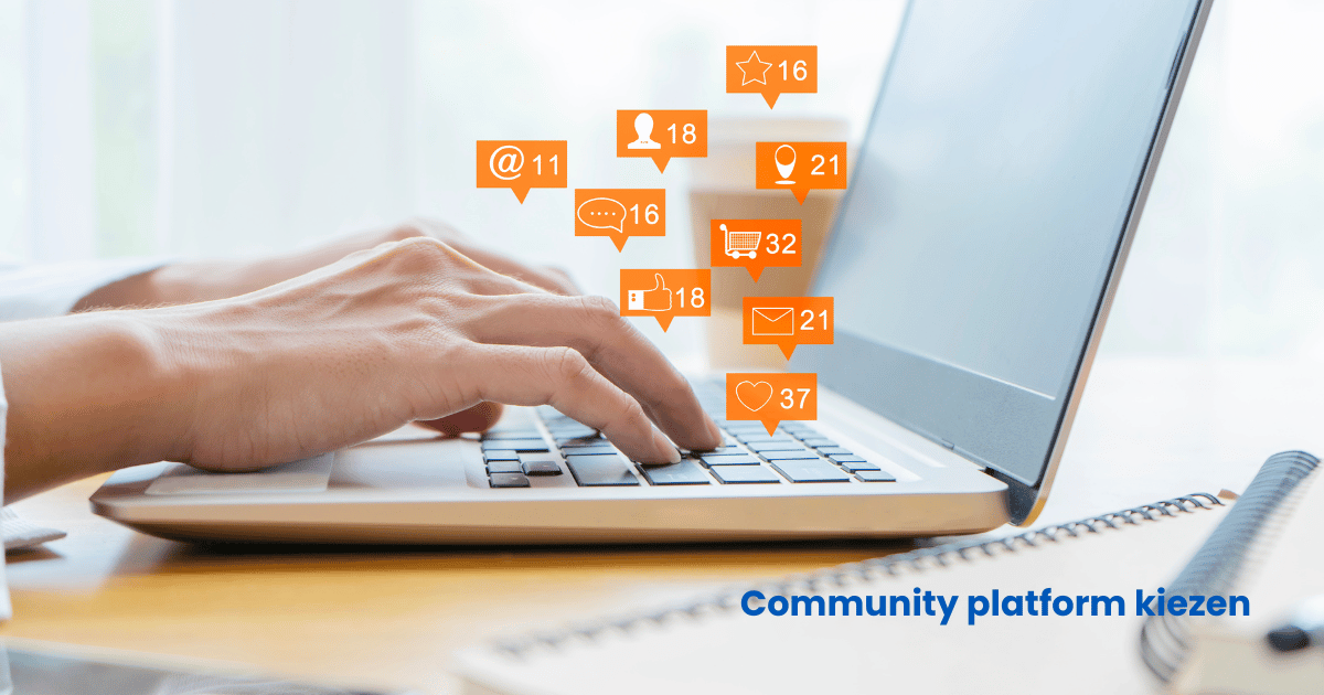 Laptop met iconen rondom community en interactie, met de tekst ‘Community platform kiezen’