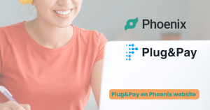 Vrouw werkt achter laptop met logo’s van Plug&Pay en Phoenix website, illustratie bij blog over het combineren van beide tools voor online betalingen.